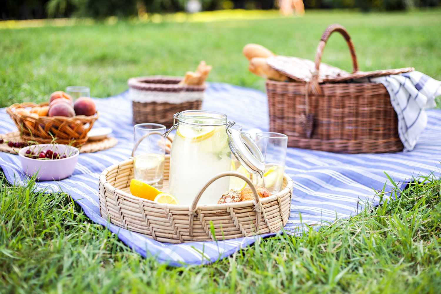 planning-an-elevated-picnic-0622-f9e4c93152194af38737d2e9f13470fe